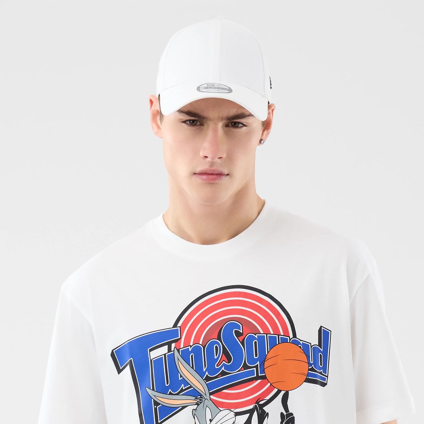 The model is wearing this Space Jam 2 X NBA New York Knicks T-Shirt in white. 6