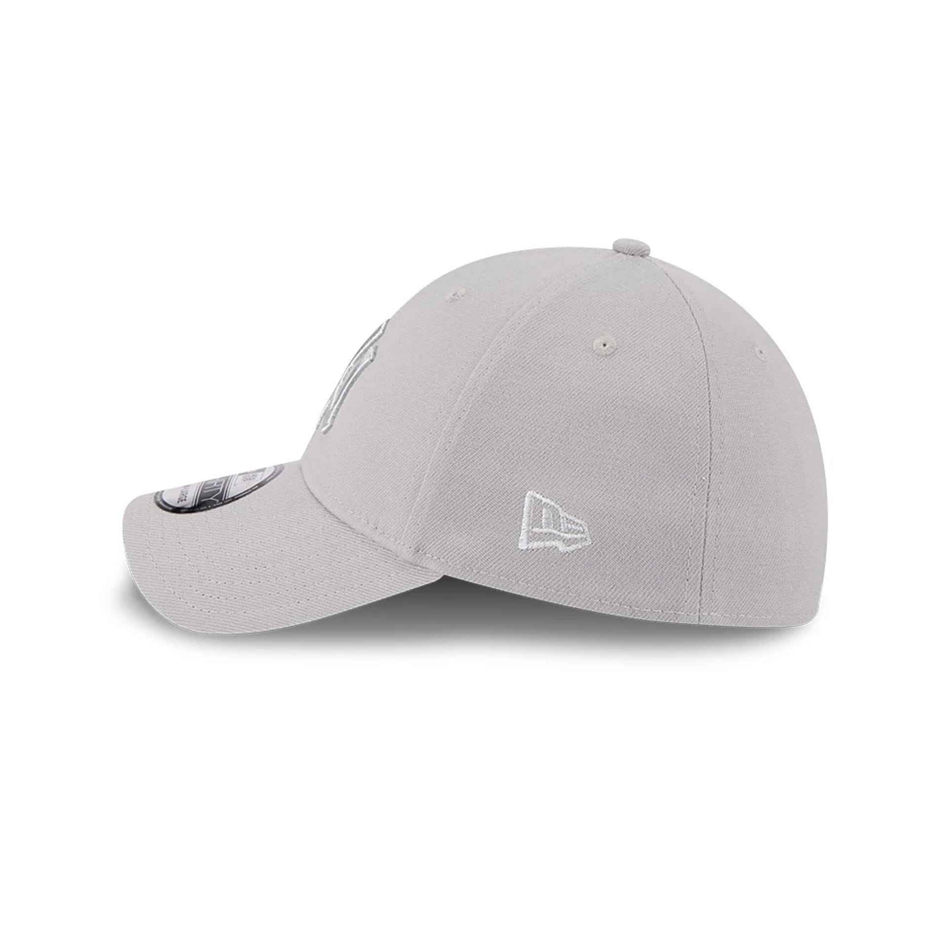 Pictured is this MLB Metallic New York Yankees 39THIRTY Stretch Fit cap in grey. 5