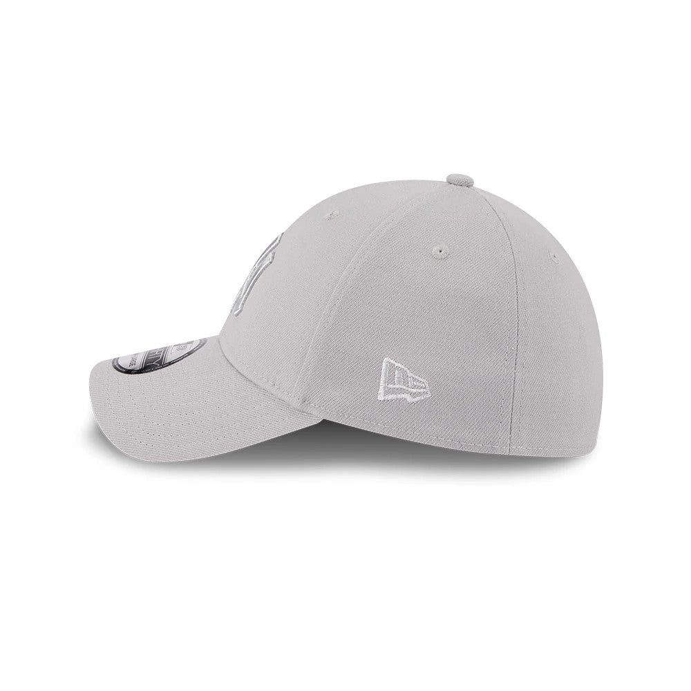Pictured is this MLB Metallic New York Yankees 39THIRTY Stretch Fit cap in grey. 5