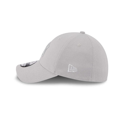 Pictured is this MLB Metallic New York Yankees 39THIRTY Stretch Fit cap in grey. 5