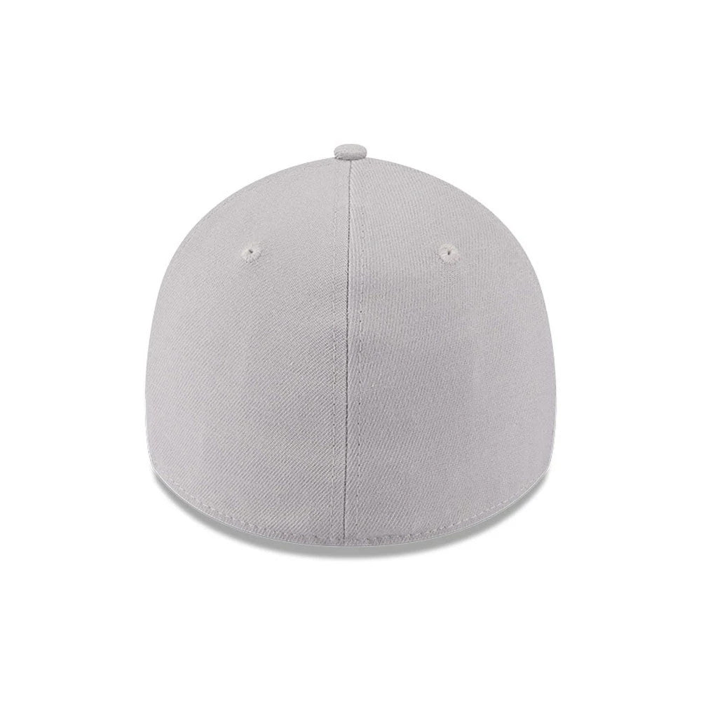 Pictured is this MLB Metallic New York Yankees 39THIRTY Stretch Fit cap in grey. 4