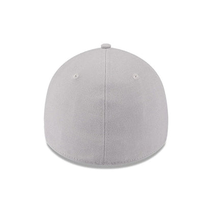 Pictured is this MLB Metallic New York Yankees 39THIRTY Stretch Fit cap in grey. 4