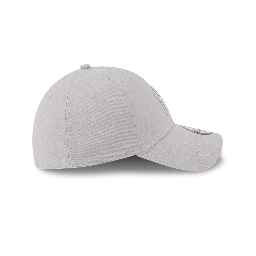 Pictured is this MLB Metallic New York Yankees 39THIRTY Stretch Fit cap in grey. 6