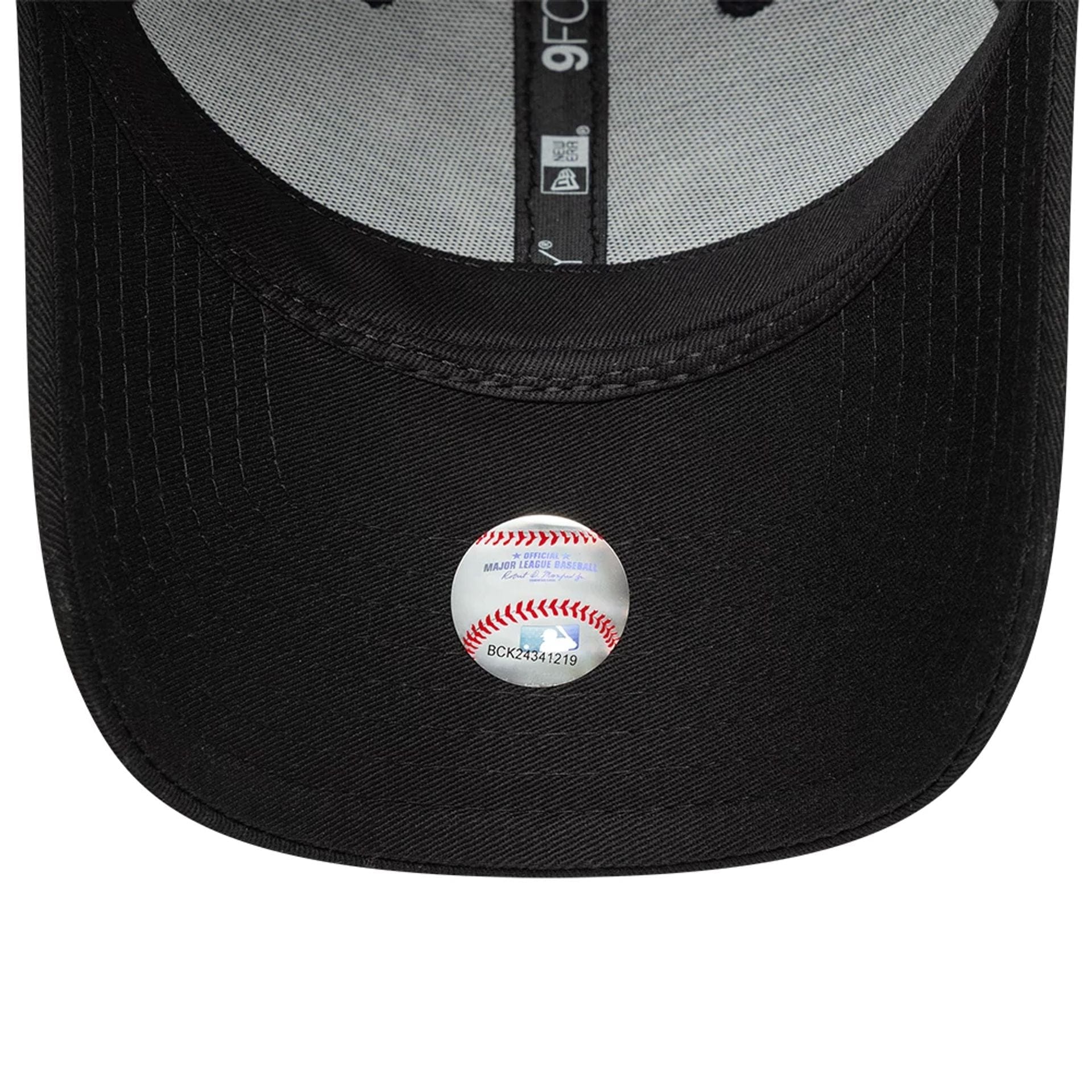 This is a New York Yankees Animal Print Black 9FORTY Adjustable Cap 7