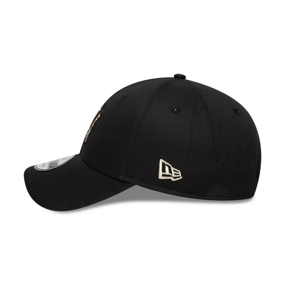 This is a New York Yankees Animal Print Black 9FORTY Adjustable Cap 4