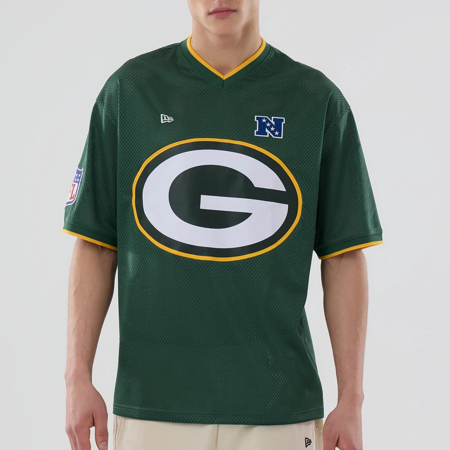The model is wearing this NFL Mesh Green Bay Packers Oversized T-Shirt in dark green. 5