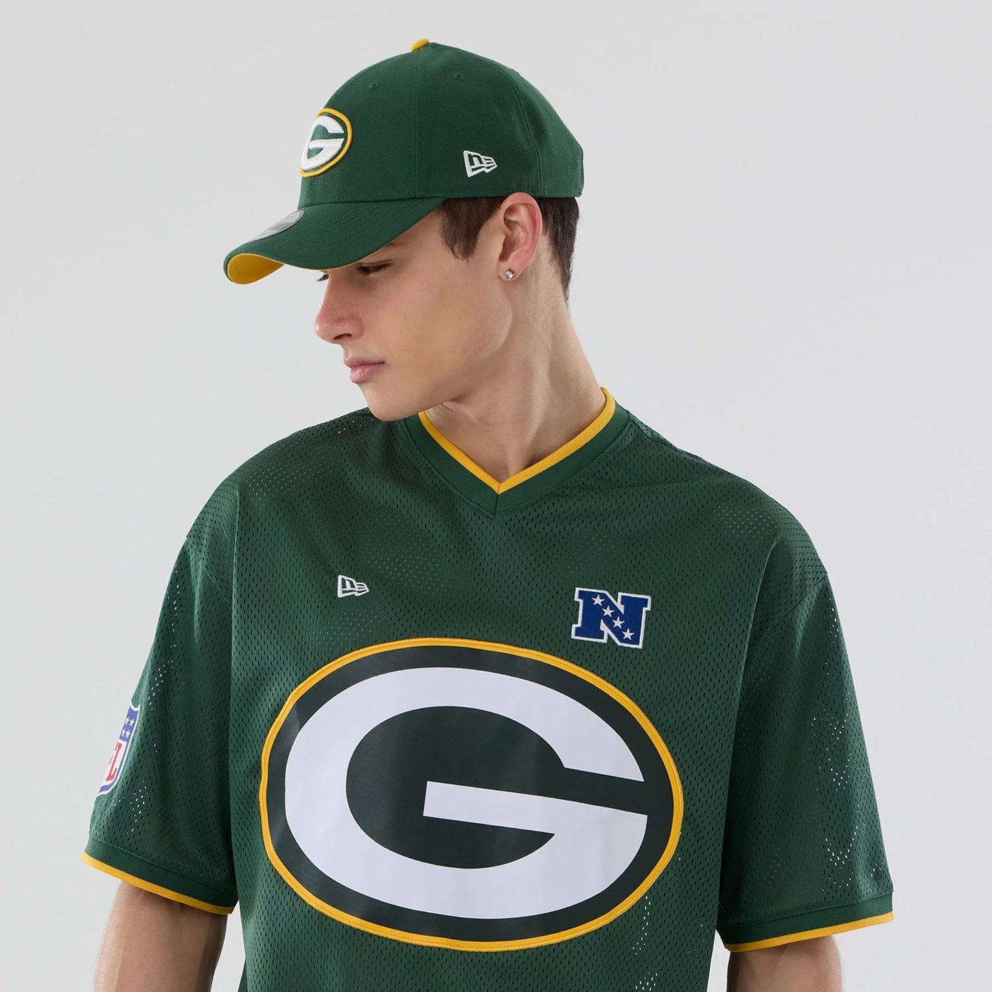 The model is wearing this NFL Mesh Green Bay Packers Oversized T-Shirt in dark green. 6