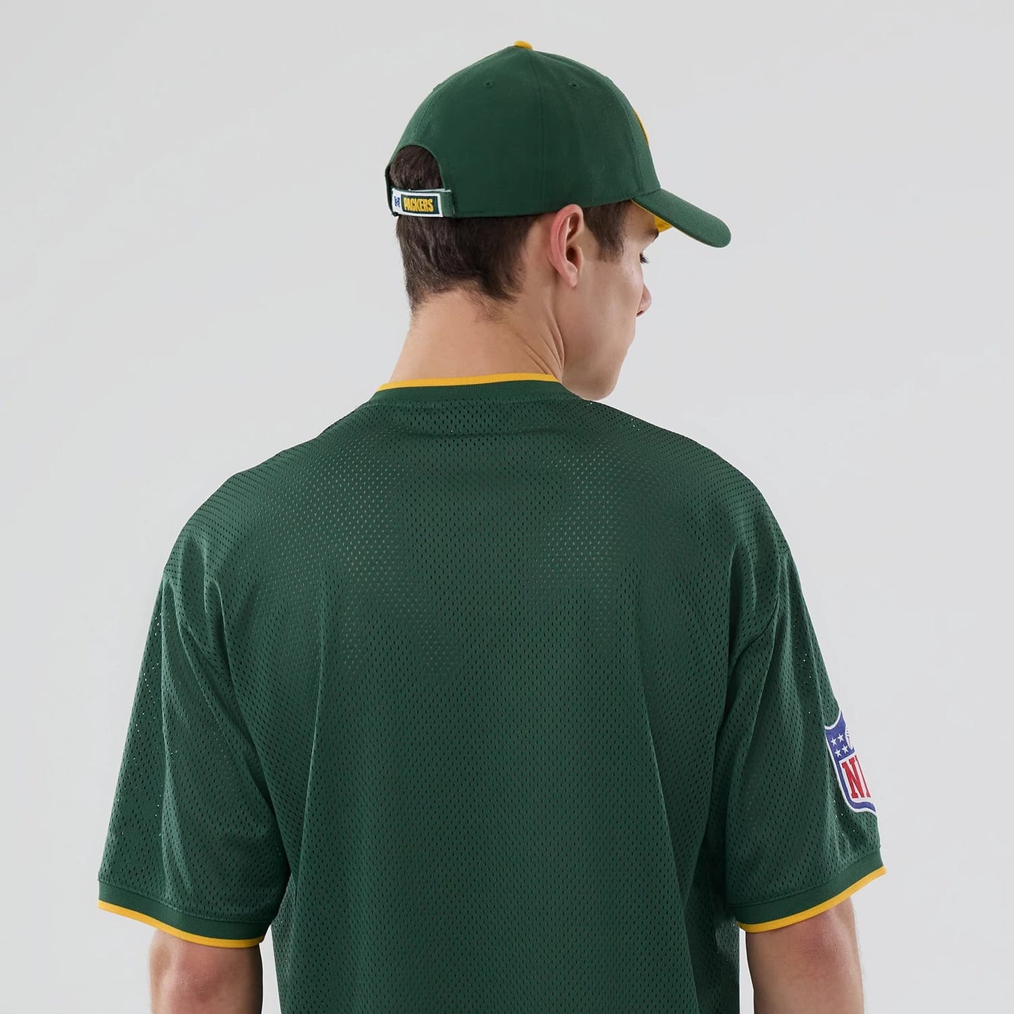 The model is wearing this NFL Mesh Green Bay Packers Oversized T-Shirt in dark green. 7