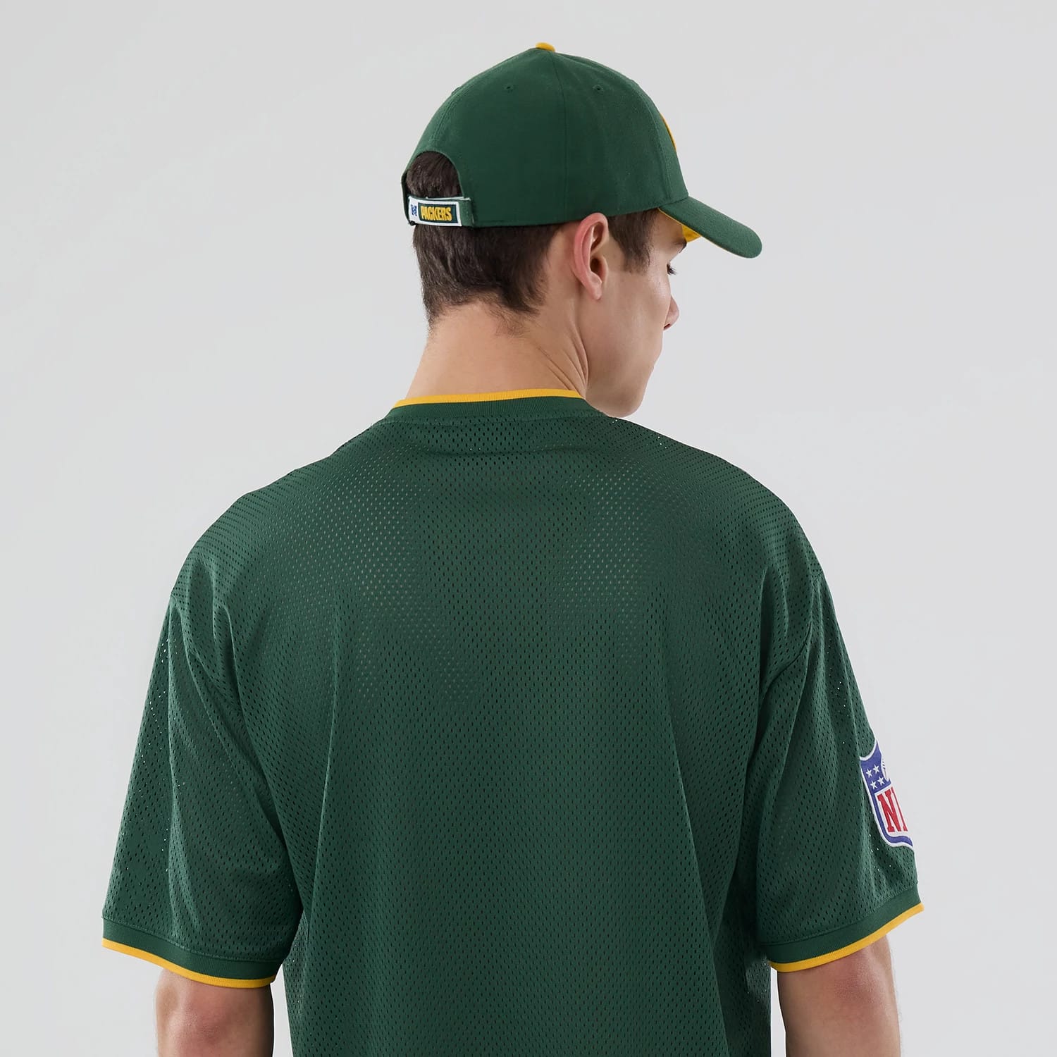 The model is wearing this NFL Mesh Green Bay Packers Oversized T-Shirt in dark green. 7
