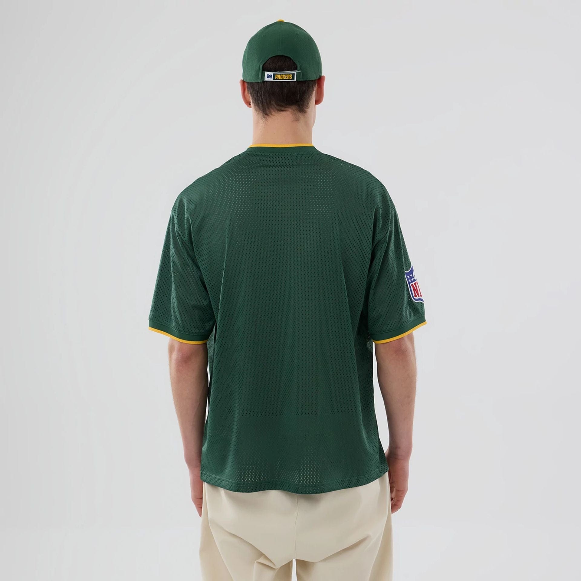 The model is wearing this NFL Mesh Green Bay Packers Oversized T-Shirt in dark green. 2
