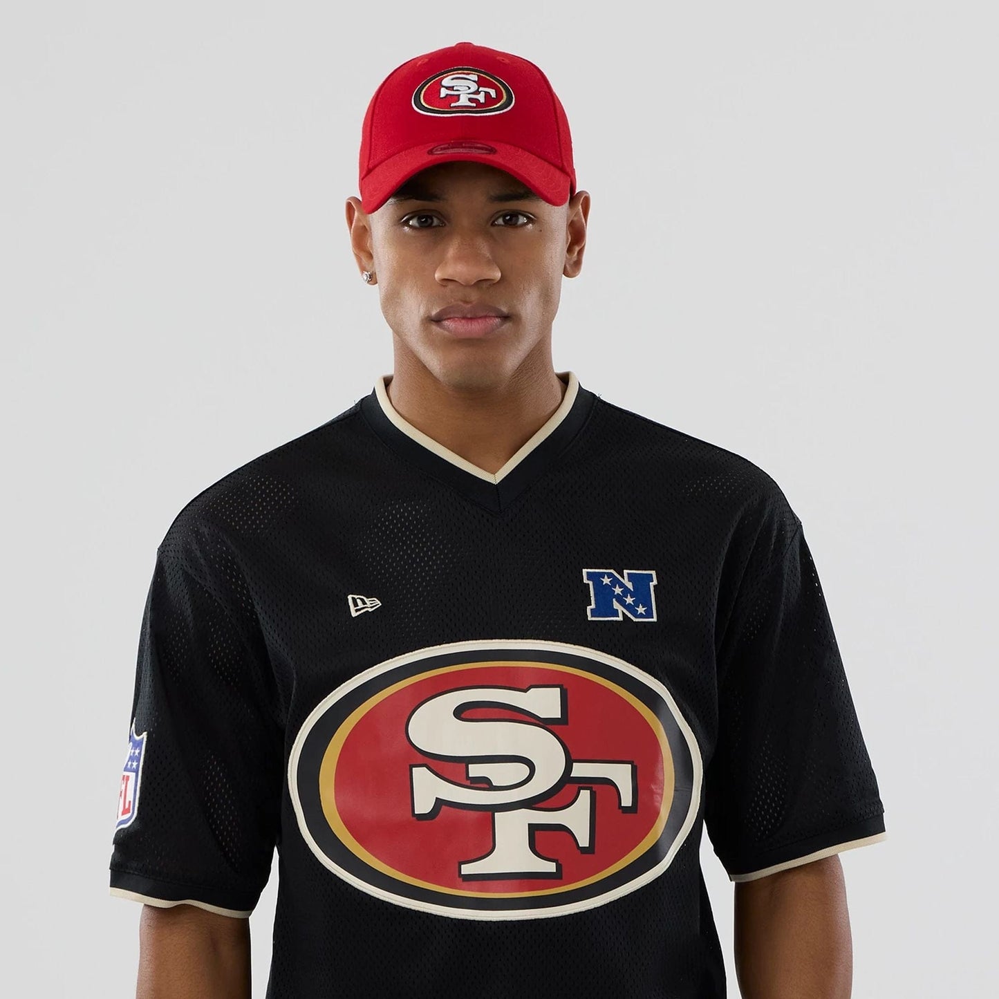 The model is wearing this NFL Mesh San Francisco 49ers Oversized T-Shirt in black. 6