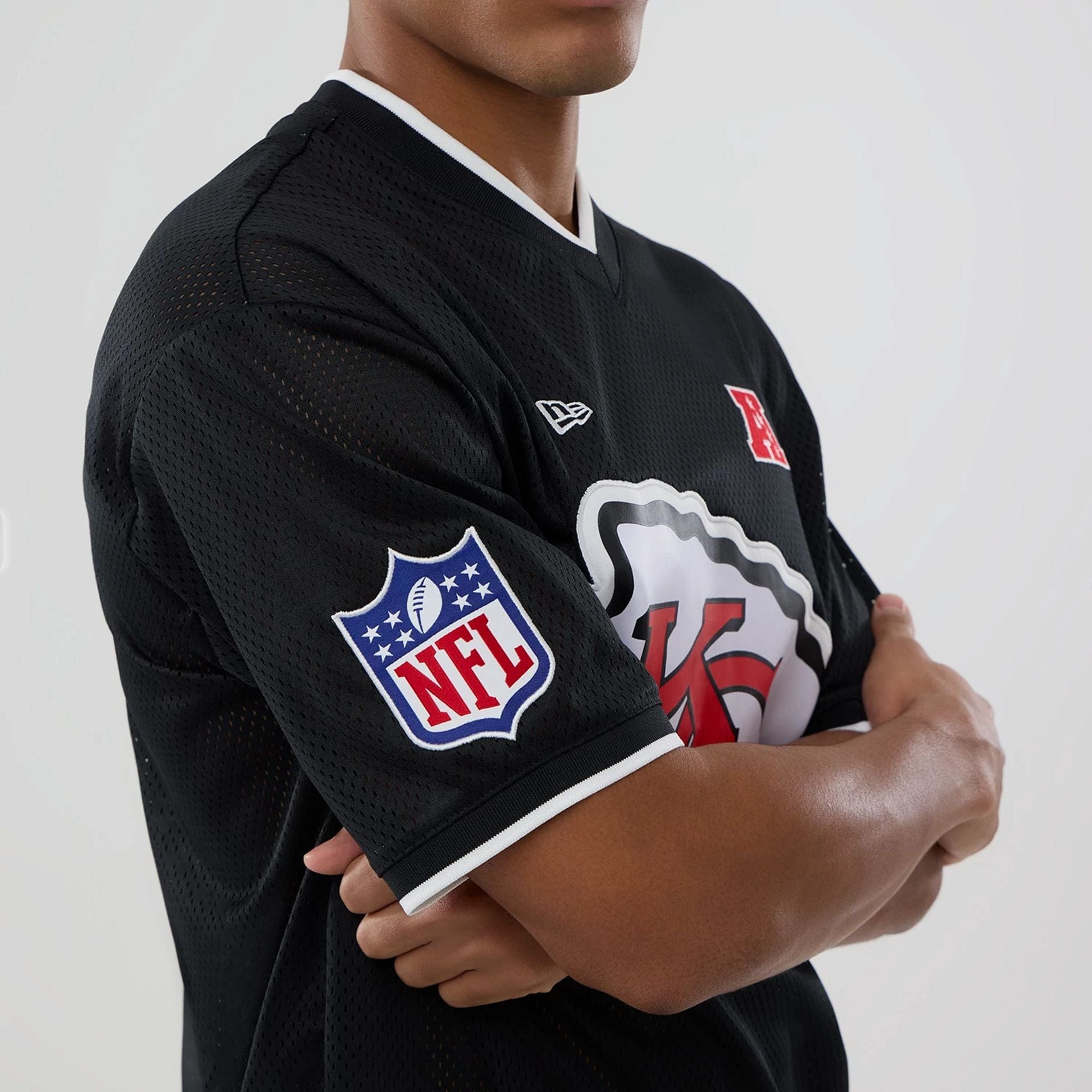 The model is wearing this NFL Mesh Kansas City Chiefs Oversized T-Shirt in black. 5