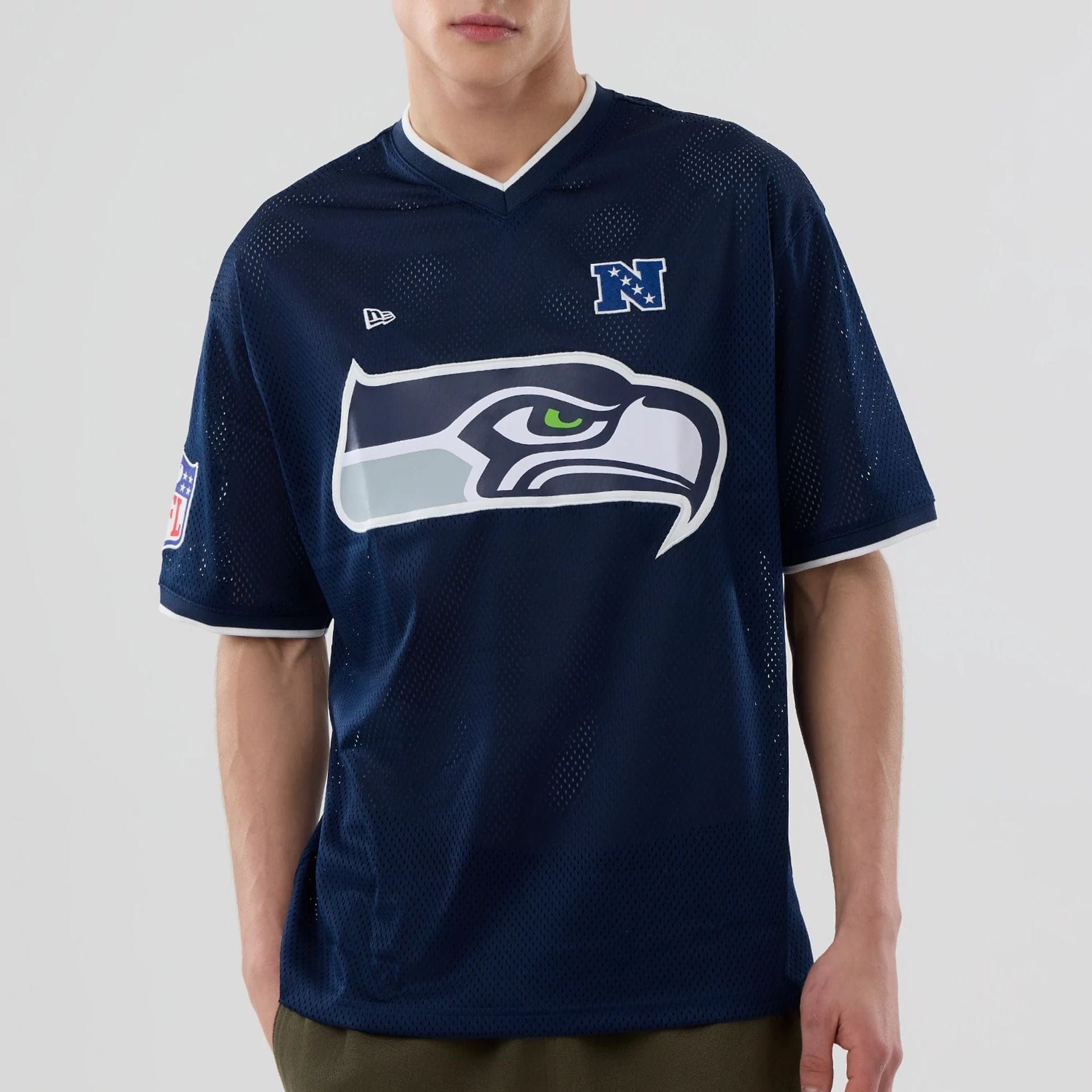The model is wearing this NFL Mesh Seattle Seahawks Oversized T-Shirt in Navy. 4