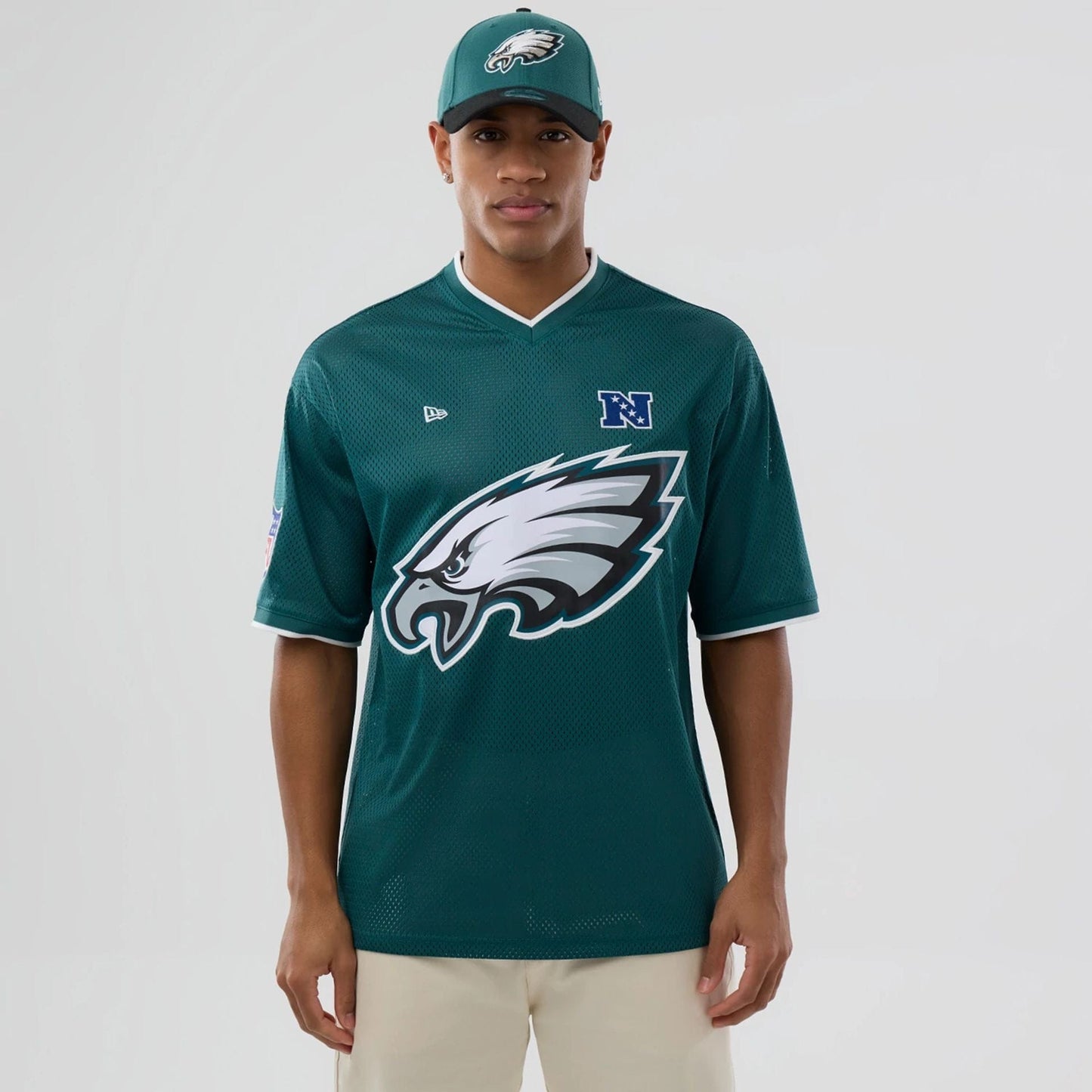 The model is wearing this NFL Mesh Philadelphia Eagles Oversized T-Shirt in dark green. 1