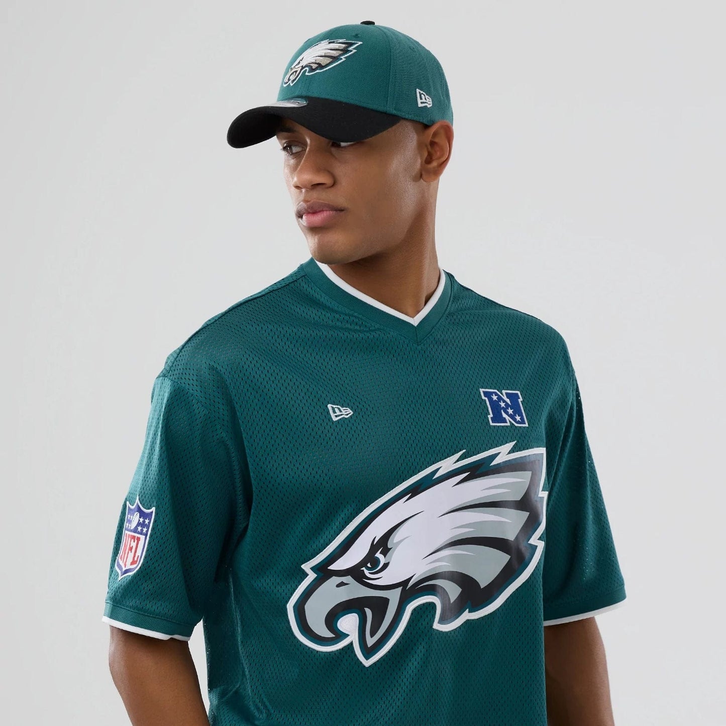 The model is wearing this NFL Mesh Philadelphia Eagles Oversized T-Shirt in dark green. 5