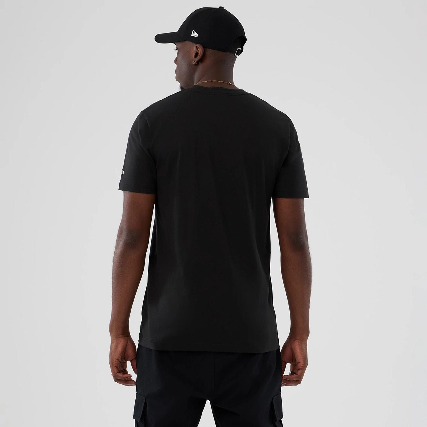 The model is wearing this NBA Hardwood Classic Phoenix Suns T-Shirt in black. 2