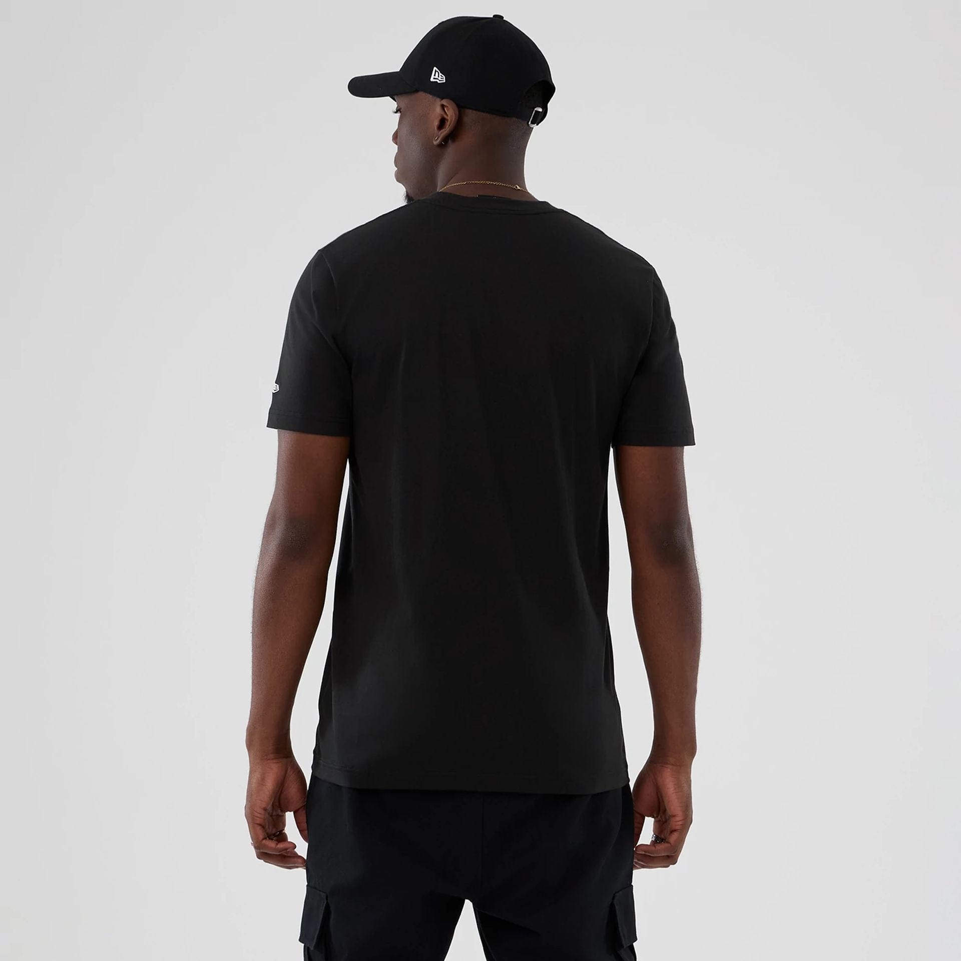 The model is wearing this NBA Hardwood Classic Phoenix Suns T-Shirt in black. 2