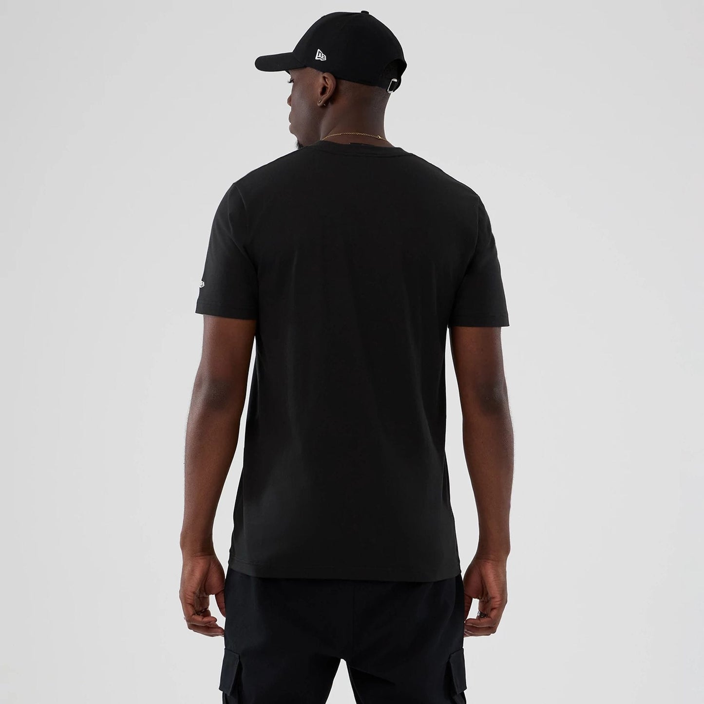 The model is wearing this NBA Hardwood Classic Phoenix Suns T-Shirt in black. 2