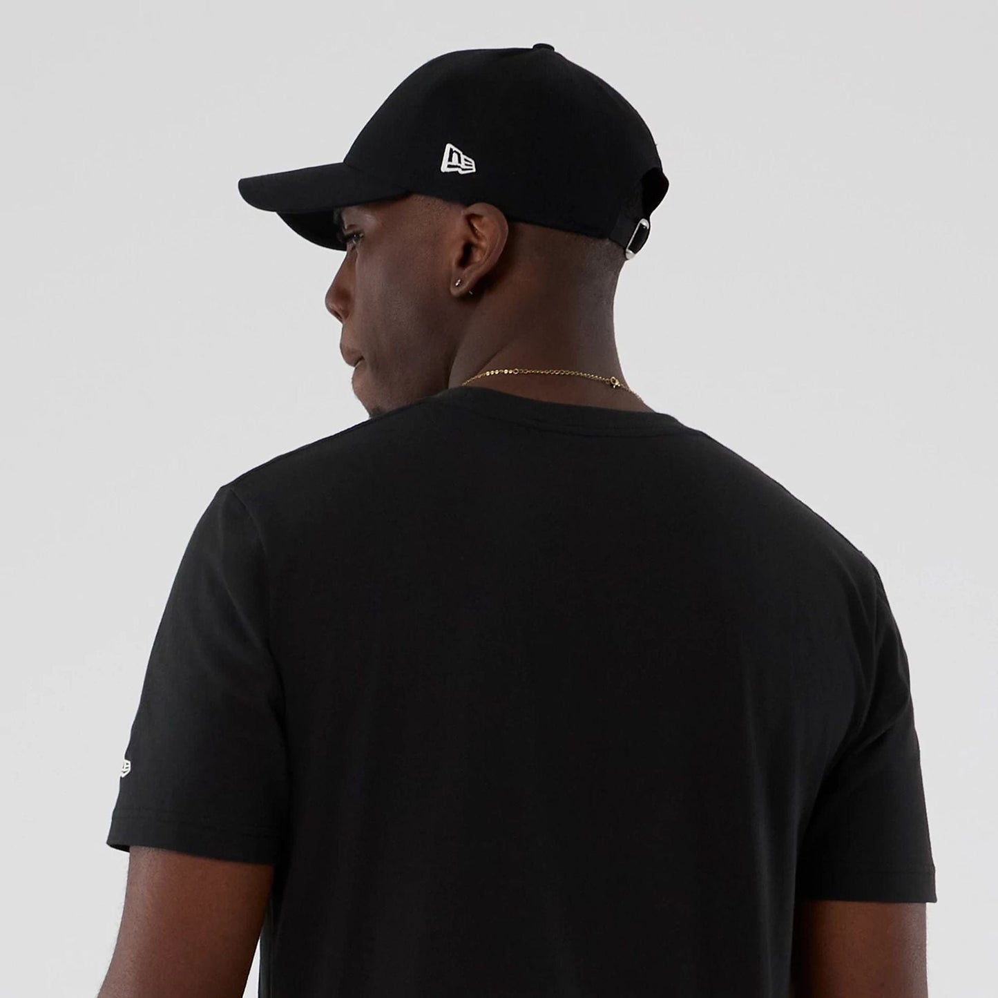 The model is wearing this NBA Hardwood Classic Toronto Raptors T-Shirt in black. 6