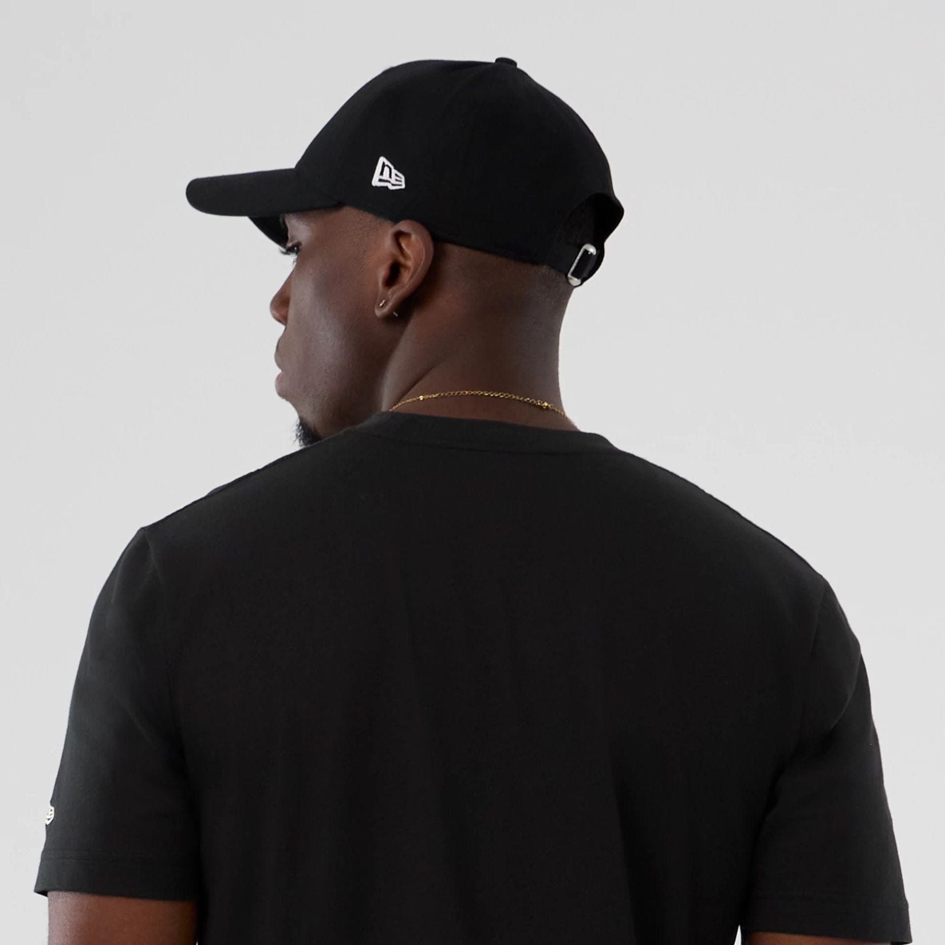 The model is wearing this NBA Hardwood Classic New York Knicks T-Shirt in black. 6