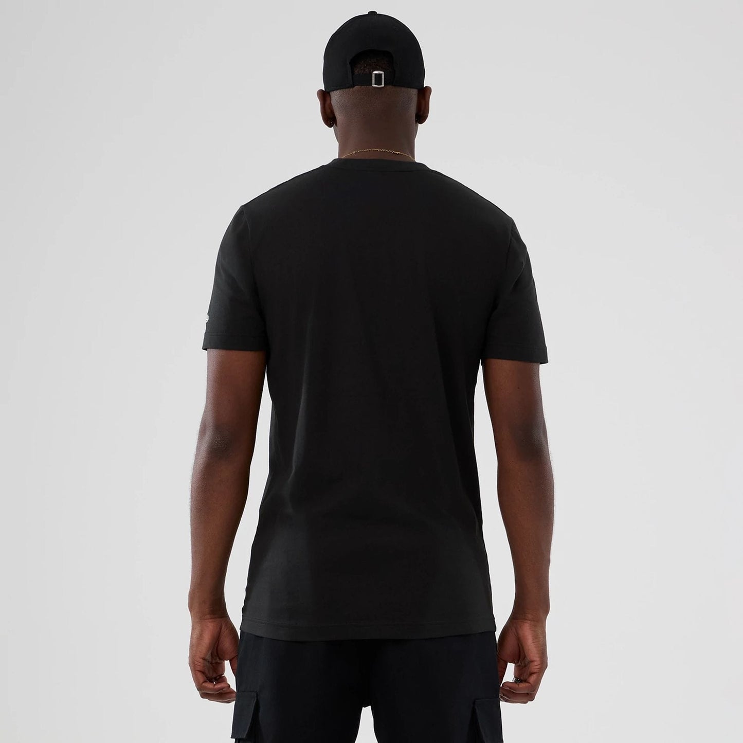 The model is wearing this NBA Hardwood Classic New York Knicks T-Shirt in black. 2