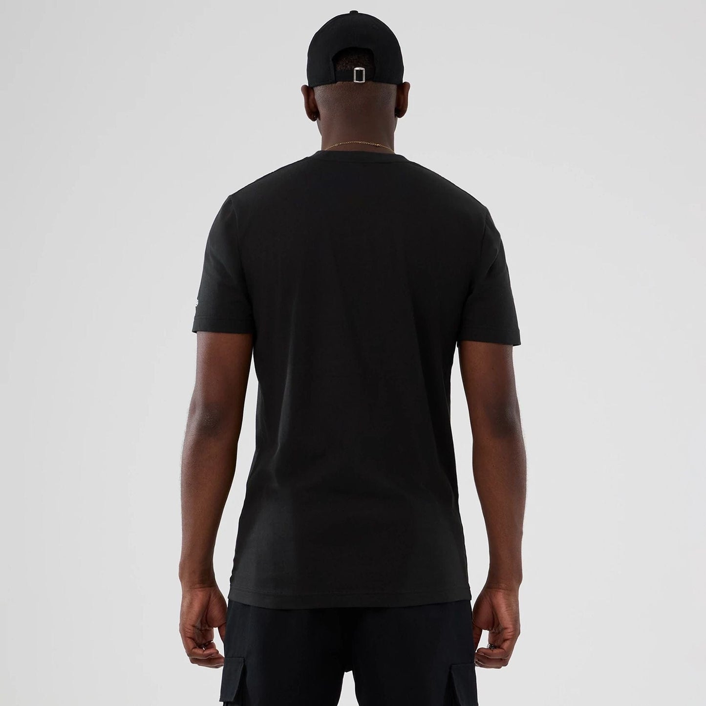 The model is wearing this NBA Hardwood Classic New York Knicks T-Shirt in black. 2