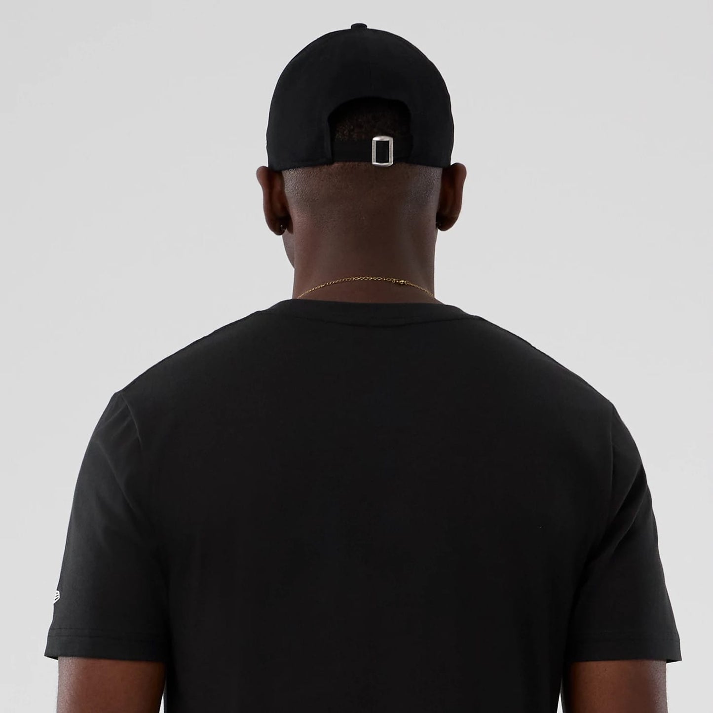 The model is wearing this NBA Hardwood Classic Milwaukee Bucks T-Shirt in black. 6