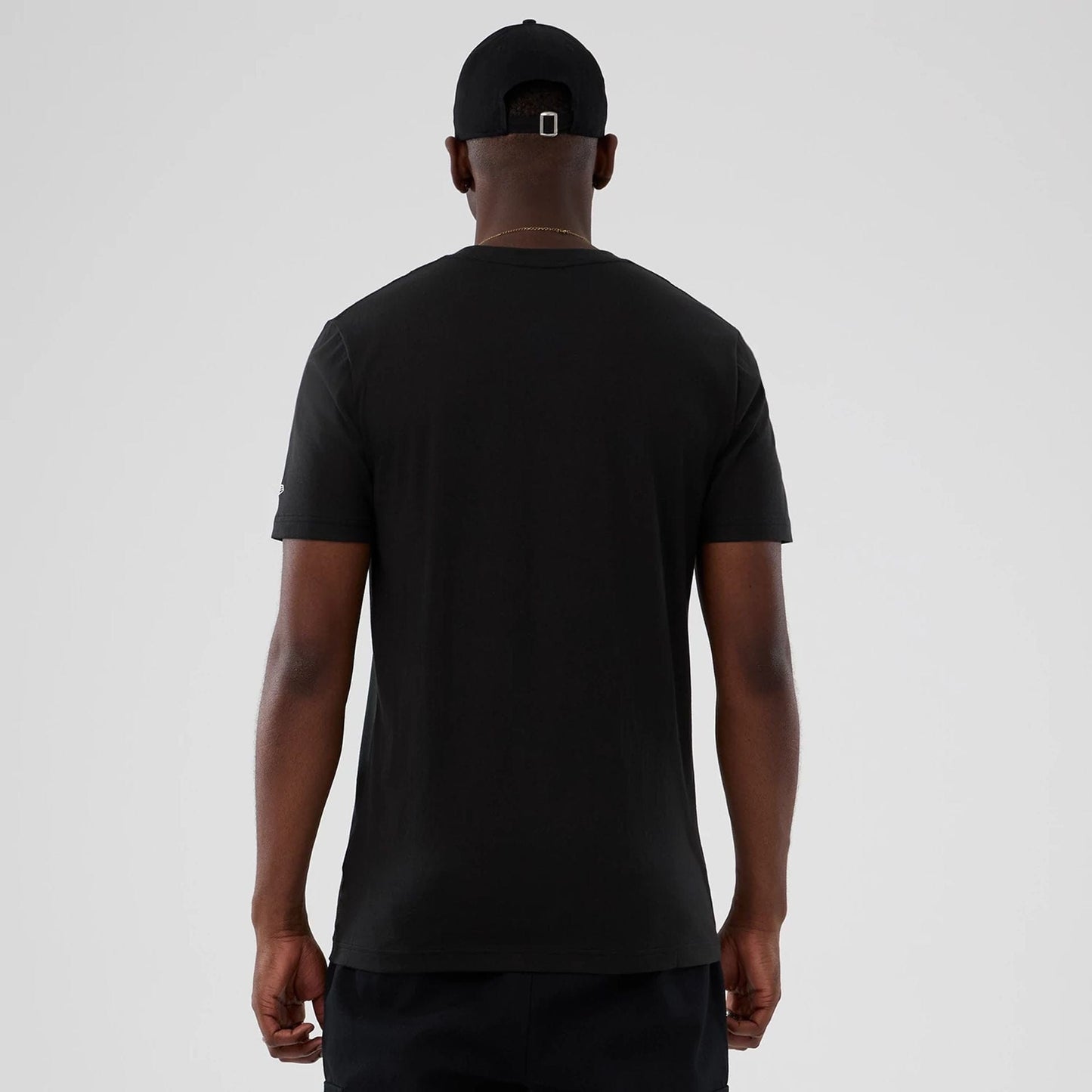 The model is wearing this NBA Hardwood Classic Milwaukee Bucks T-Shirt in black. 2