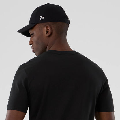 The model is wearing this NBA Hardwood Classic Dallas Mavericks T-Shirt in black. 6