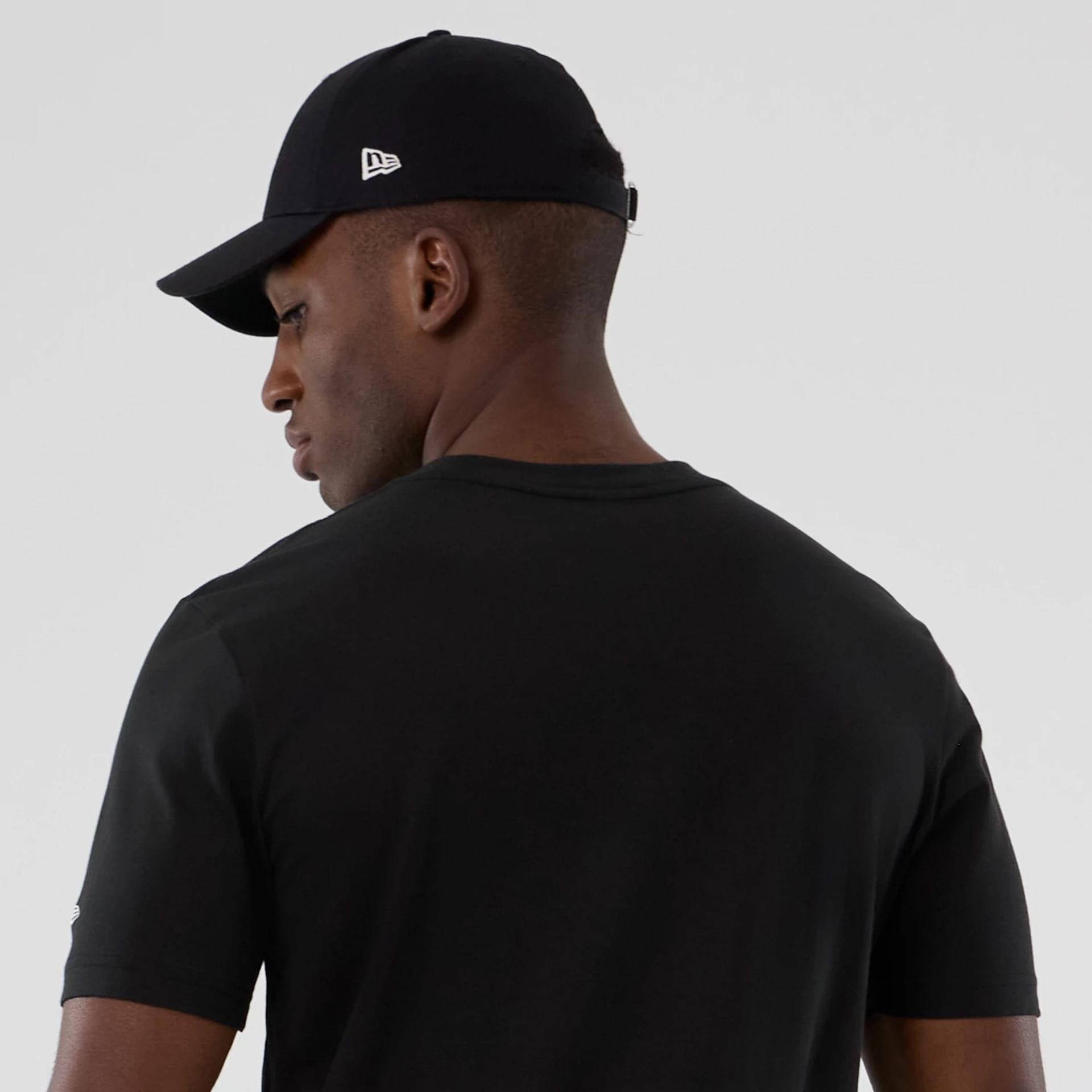 The model is wearing this NBA Hardwood Classic Dallas Mavericks T-Shirt in black. 6
