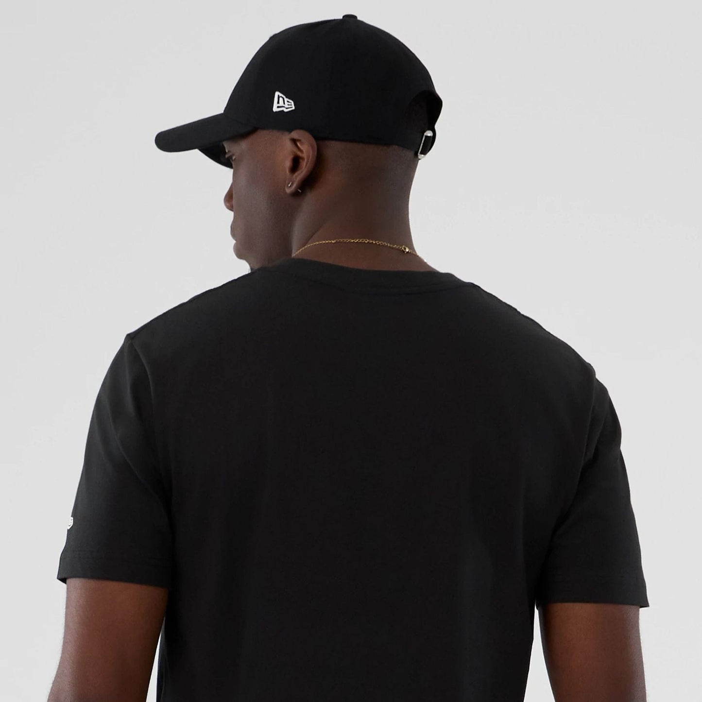 The model is wearing this NBA Hardwood Classic Vancouver Grizzlies T-Shirt in black. 6