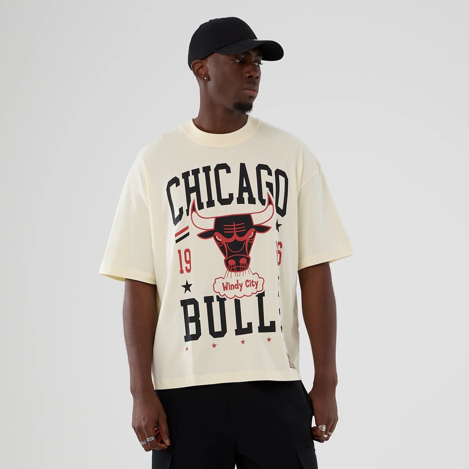The model is wearing this NBA Hardwood Classic Chicago Bulls T-Shirt in cream. 1