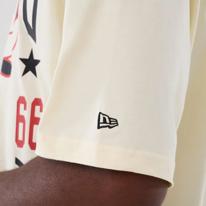 The model is wearing this NBA Hardwood Classic Chicago Bulls T-Shirt in cream. 4