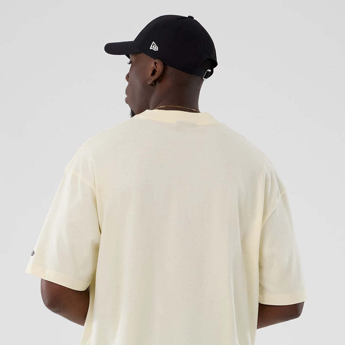 The model is wearing this NBA Hardwood Classic Chicago Bulls T-Shirt in cream. 6