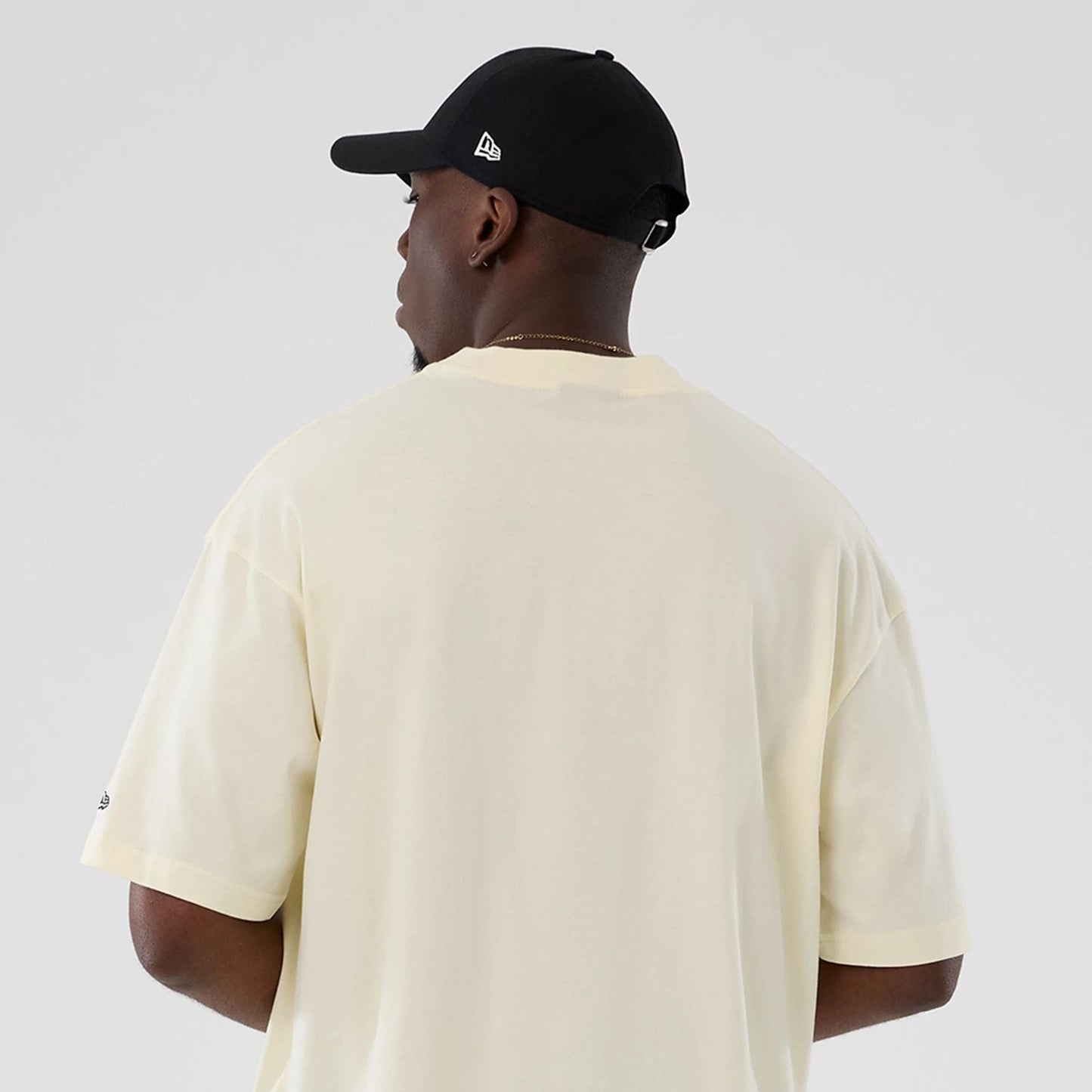 The model is wearing this NBA Hardwood Classic Chicago Bulls T-Shirt in cream. 6