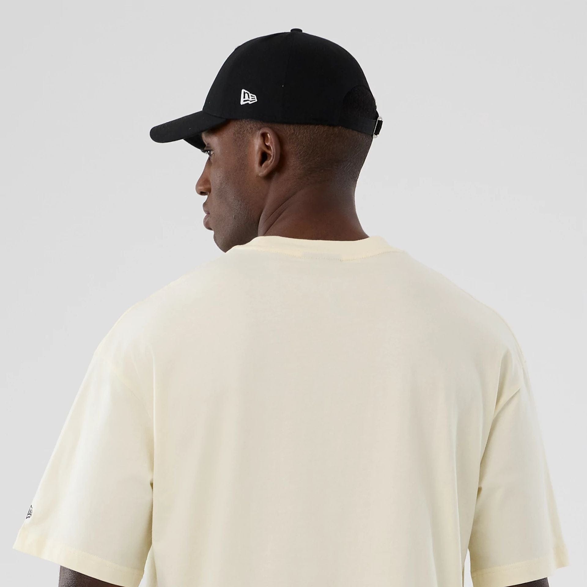 The model is wearing this NBA Hardwood Classic LA Lakers T-Shirt in cream. 7