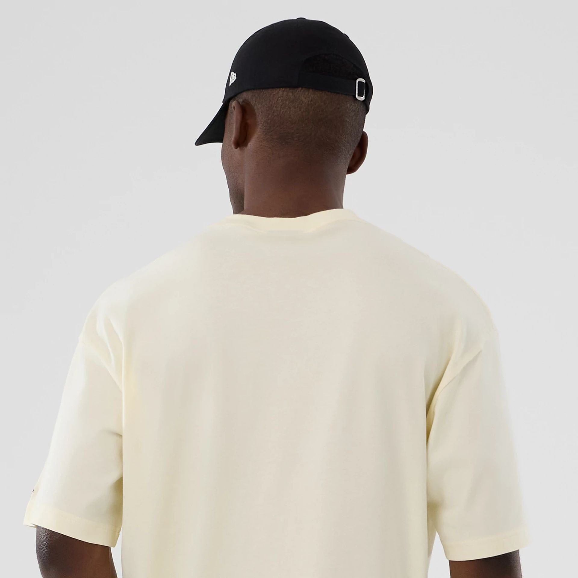 The model is wearing this NBA Hardwood Classic Vancouver Grizzlies T-Shirt in Cream. 7