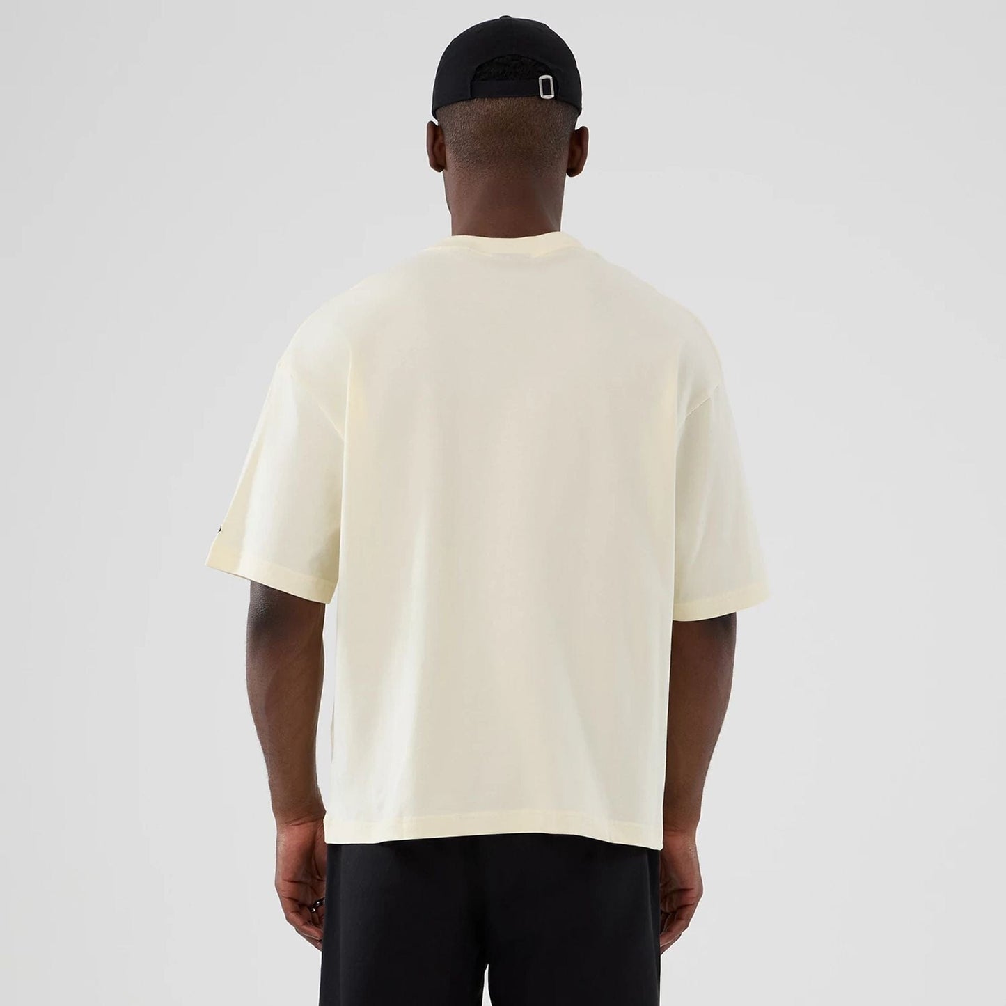 The model is wearing this NBA Hardwood Classic Vancouver Grizzlies T-Shirt in Cream. 2