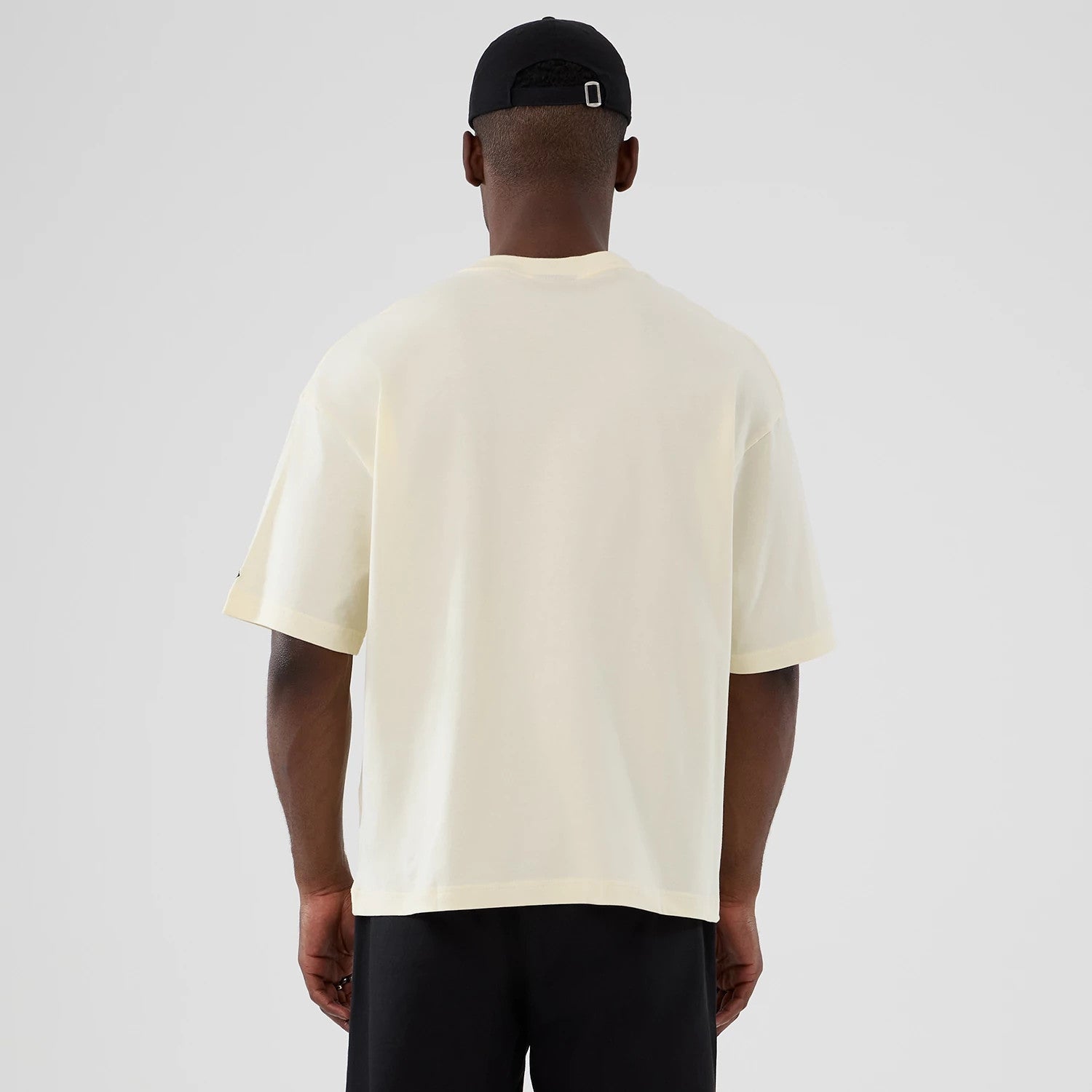The model is wearing this NBA Hardwood Classic Vancouver Grizzlies T-Shirt in Cream. 2