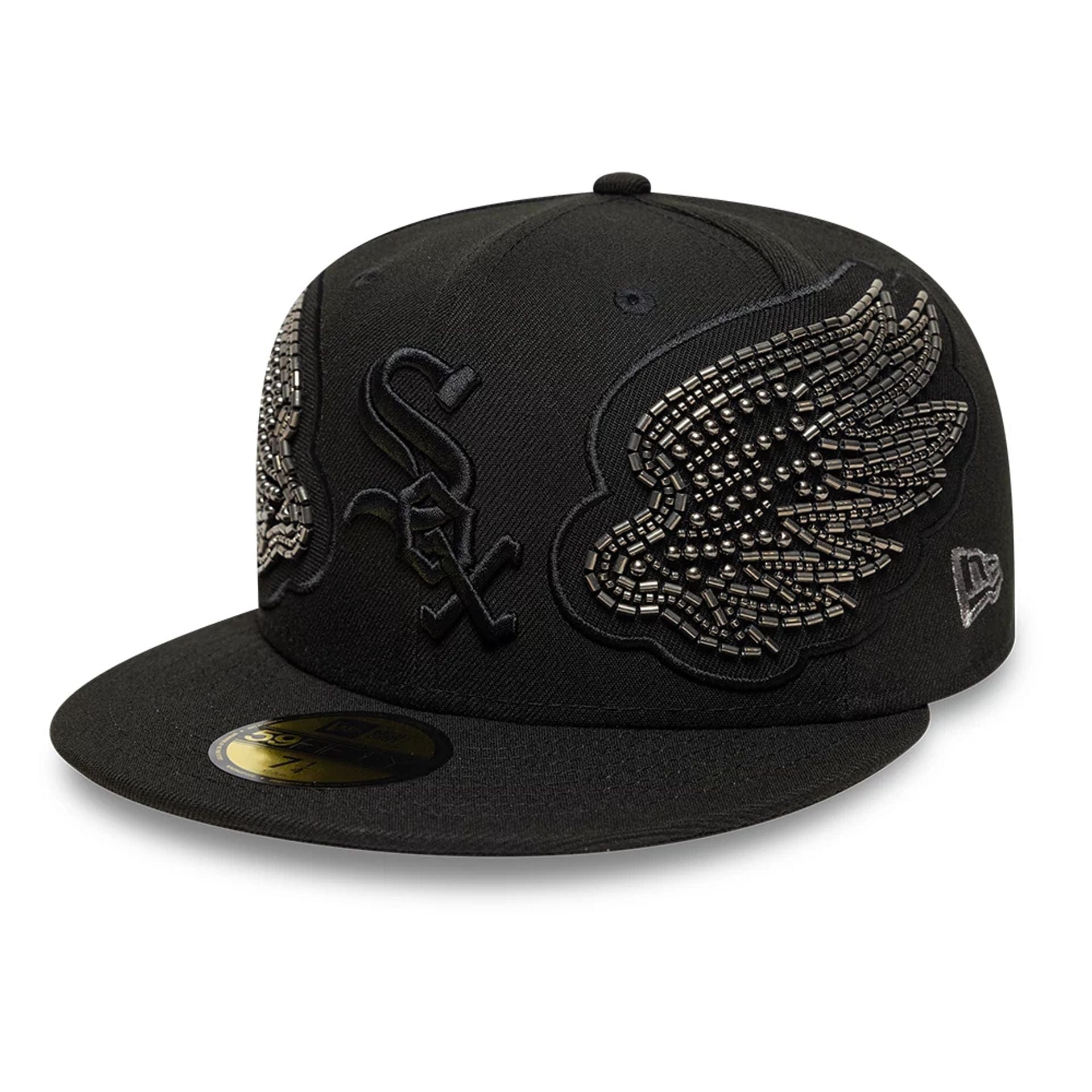 Pictured is this MLB Beaded Wings Chicago White Sox 59FIFTY Fitted cap in black. 1