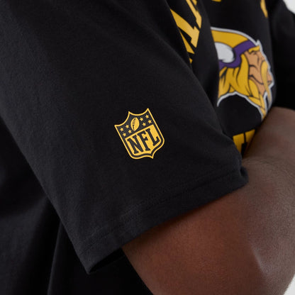 The Male model is wearing Minnesota Vikings NFL International Series Games 2025 Black Oversized T-Shirt  5