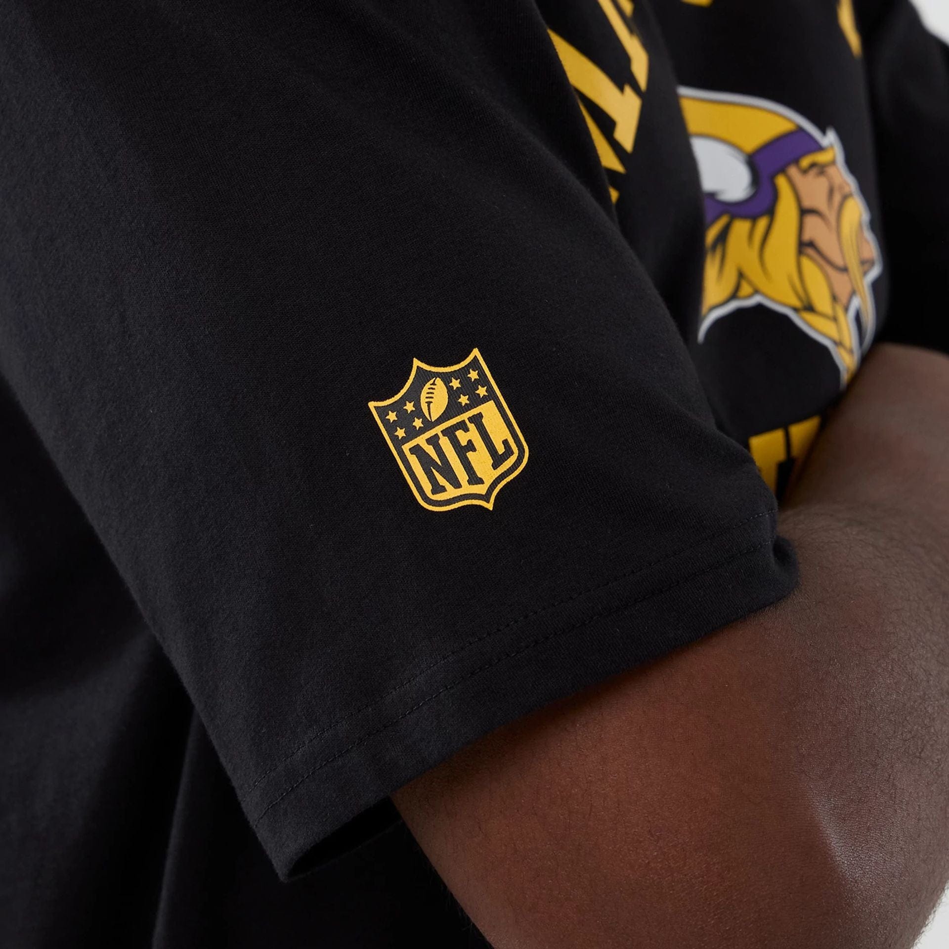 The Male model is wearing Minnesota Vikings NFL International Series Games 2025 Black Oversized T-Shirt  5