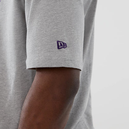 The Male model is wearing Minnesota Vikings NFL International Series Games 2025 Grey Oversized T-Shirt 6