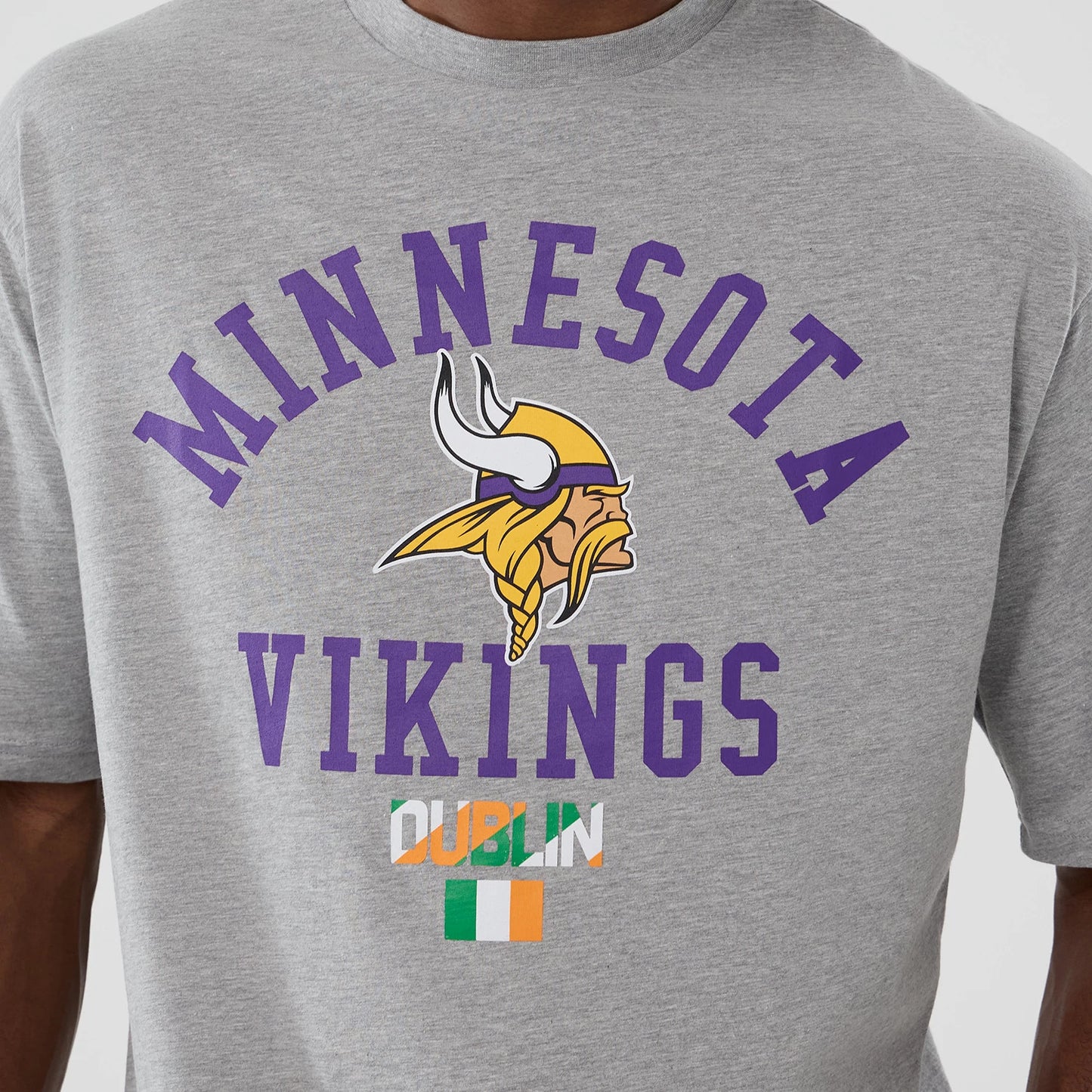 The Male model is wearing Minnesota Vikings NFL International Series Games 2025 Dublin Grey Oversized T-Shirt 3