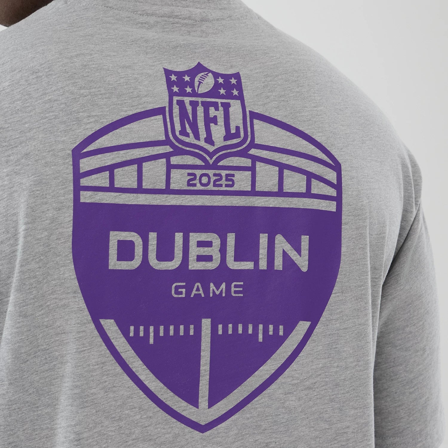 The Male model is wearing Minnesota Vikings NFL International Series Games 2025 Dublin Grey Oversized T-Shirt 4
