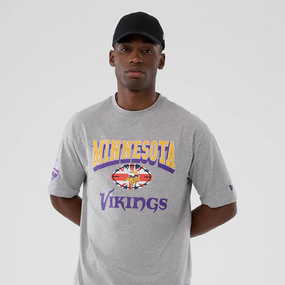 The Male model is wearing Minnesota Vikings NFL International Series Games 2025 Grey Oversized T-Shirt 3
