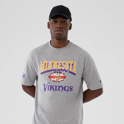 The Male model is wearing Minnesota Vikings NFL International Series Games London 2025 Grey Oversized T-Shirt 3