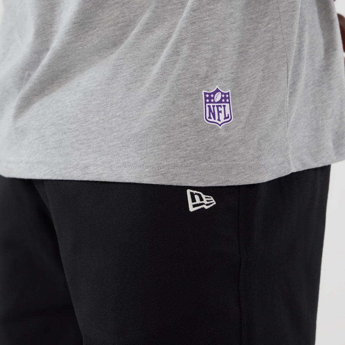 The Male model is wearing Minnesota Vikings NFL International Series Games London 2025 Grey Oversized T-Shirt 7