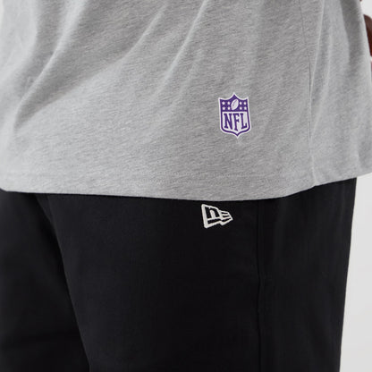 The Male model is wearing Minnesota Vikings NFL International Series Games London 2025 Grey Oversized T-Shirt 7
