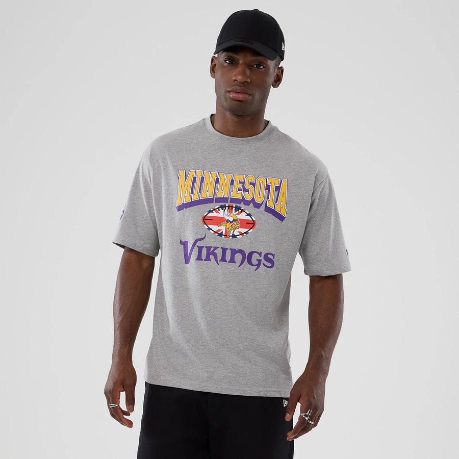 The Male model is wearing Minnesota Vikings NFL International Series Games 2025 Grey Oversized T-Shirt  1